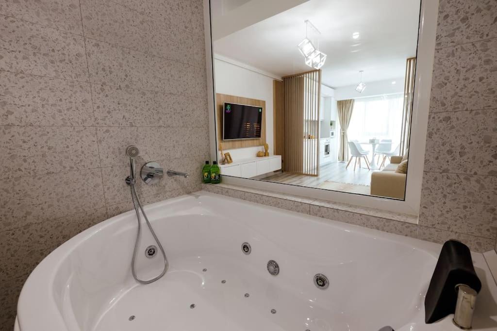 Jacuzzi Apartment